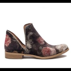 Used Atlier Velvet Bootie size 36